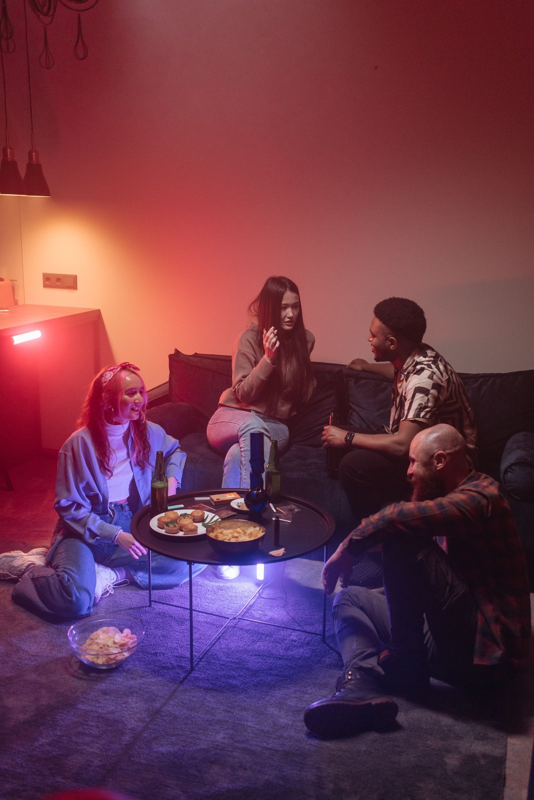Groupe d'amis en soirée