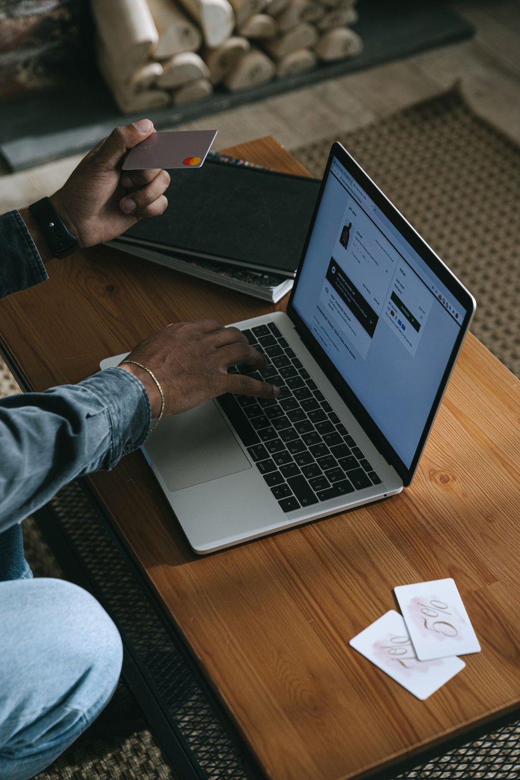 Personne consultant une campagne de financement participatif en ligne