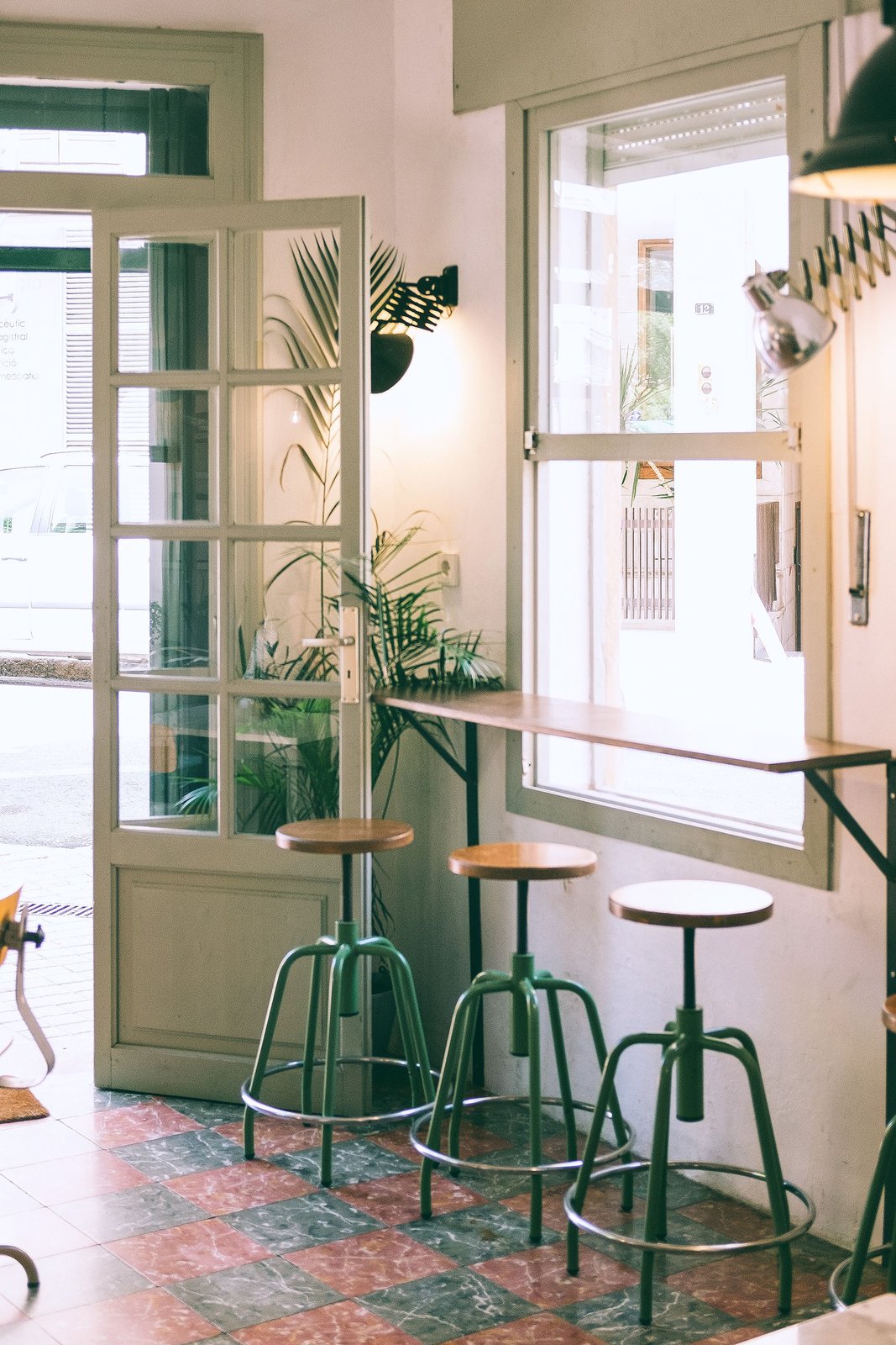 Intérieur chaleureux d'un café jeux