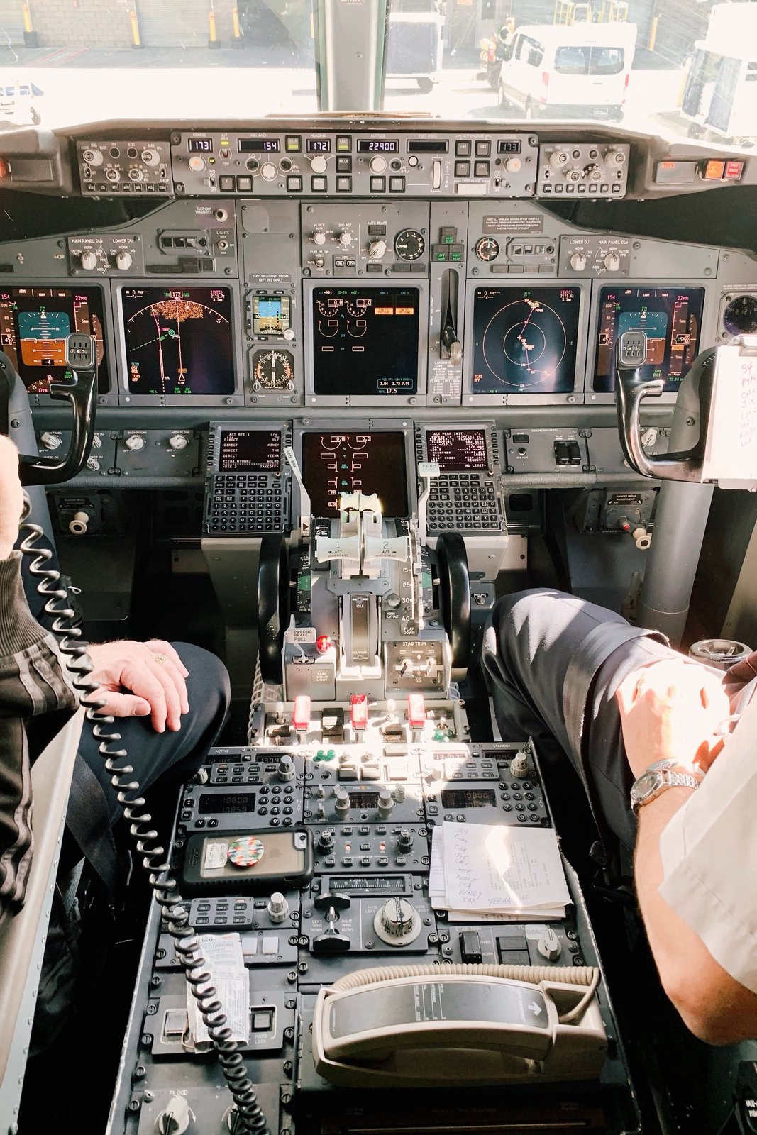 Cockpit d'avion, deux pilotes aux commandes